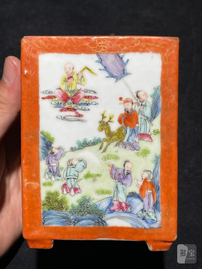 清嘉庆 粉彩神仙人物纹笔筒 - 图3